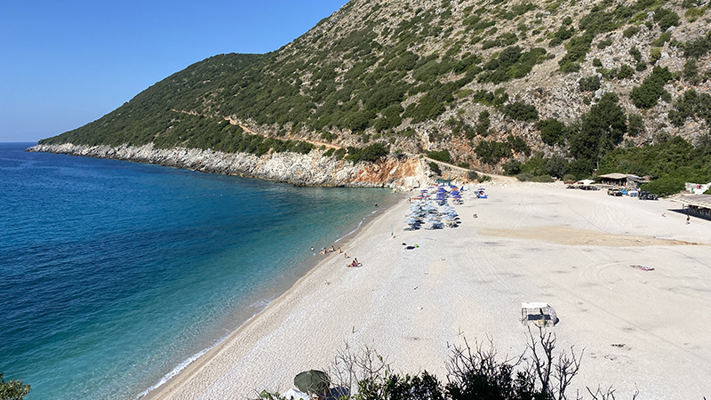 GJIPESTRAND, DHERMI OCH EN HAVSVANDRING